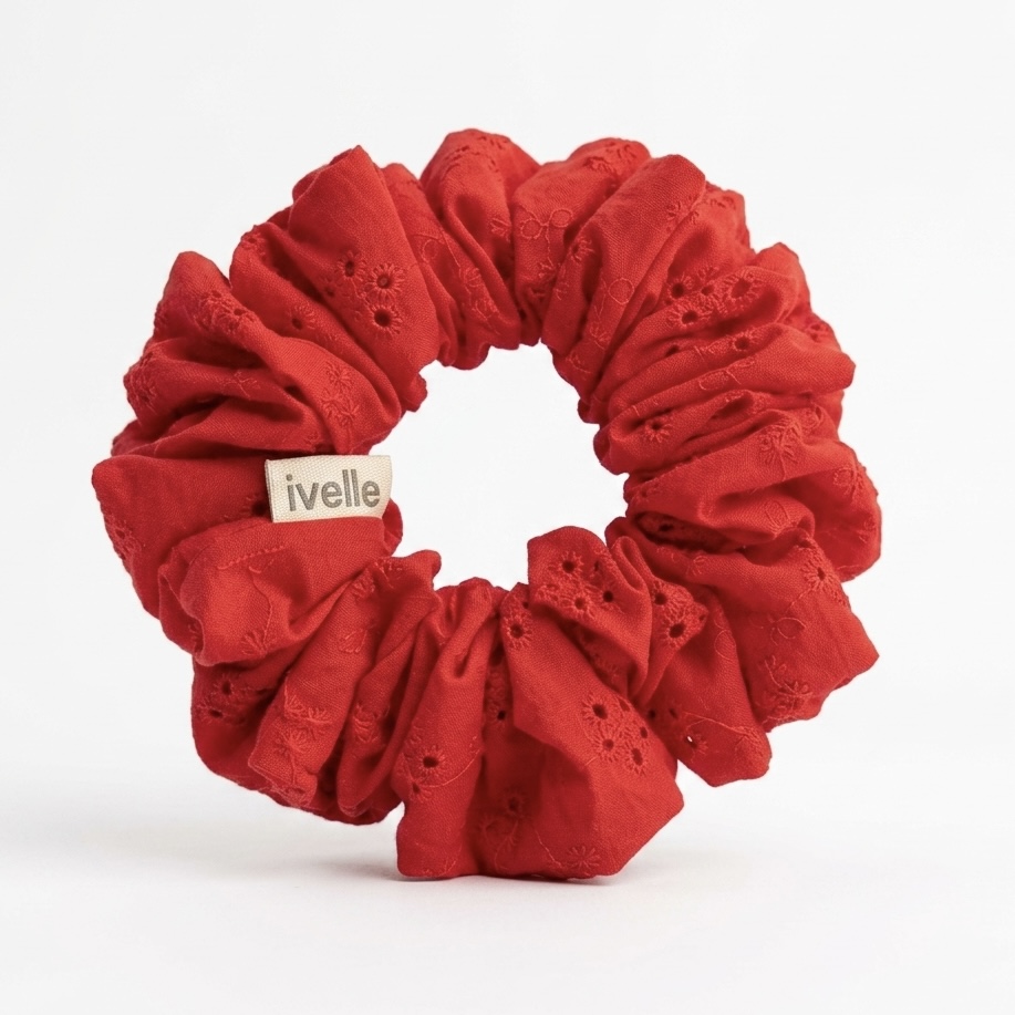 Scrunchie broderie cherry